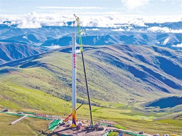 九游娱乐文化:世界在建最高海拔风电项目首台风机吊装完成