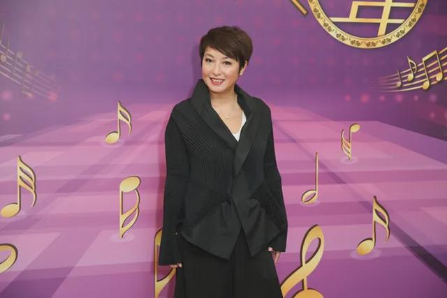 热点新闻:2024年央视春晚上迪丽热巴意外摔倒成为焦点(图6)