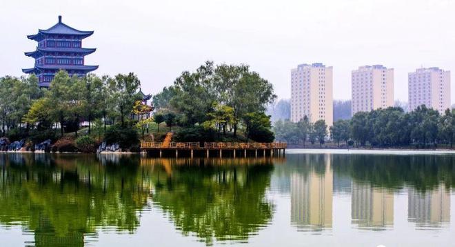 九游娱乐文化:秋雨初霁的洛宁滨河公园