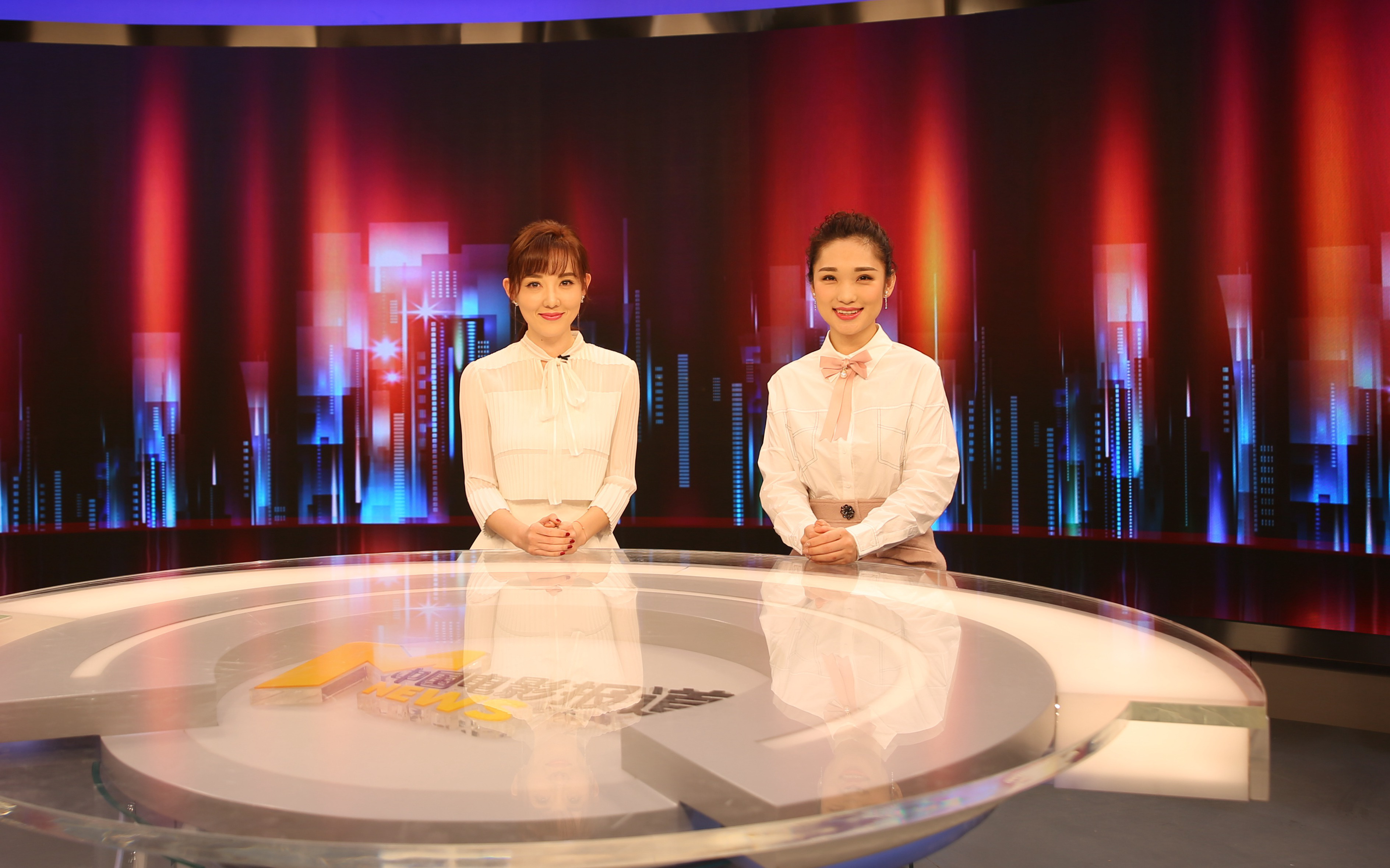 九游娱乐文化:《中国电影报道》2019改版双主持回归实景演播室