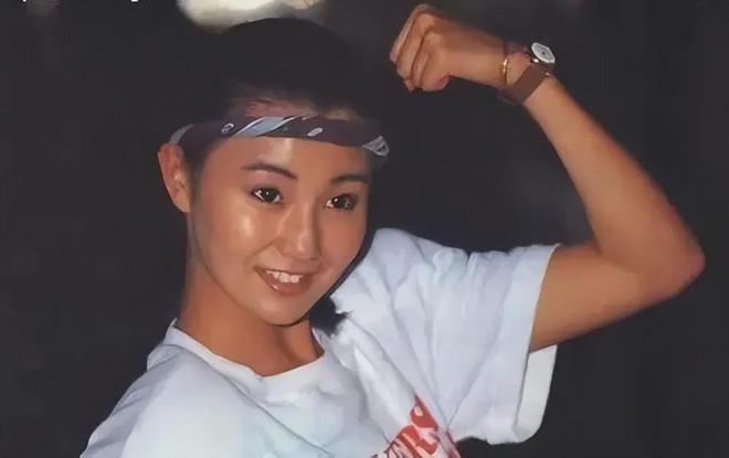 九游娱乐:梁朝伟传绯闻张曼玉罕见露面20年未育原因揭秘!
