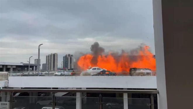 九游娱乐:“广东一餐厅外爆炸掀翻汽车”系影视拍摄确认报备门店已停业数月