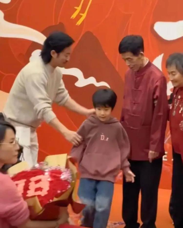 九游娱乐：吴京为80岁父亲庆生！三代同框画面十分温馨(图2)