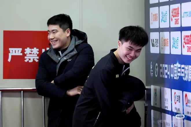 好爸爸梁靖崑:儿子在场下大喊爸爸加油采访前和儿子亲密互动