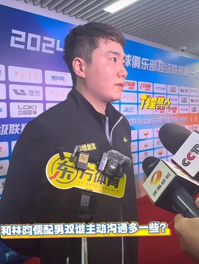 好爸爸梁靖崑：儿子在场下大喊爸爸加油采访前和儿子亲密互动(图2)