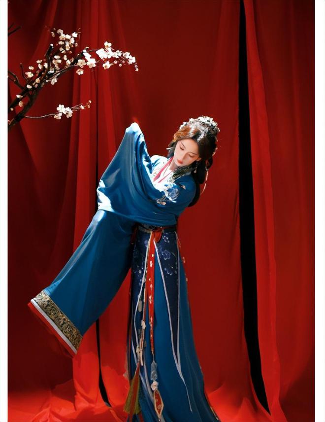 陈瑶蓝色战国袍出镜变成穿越美人清新脱俗!