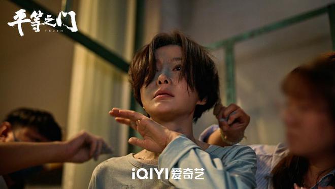 电视剧《平等之门》杀青秦岚首演检察法医(图4)
