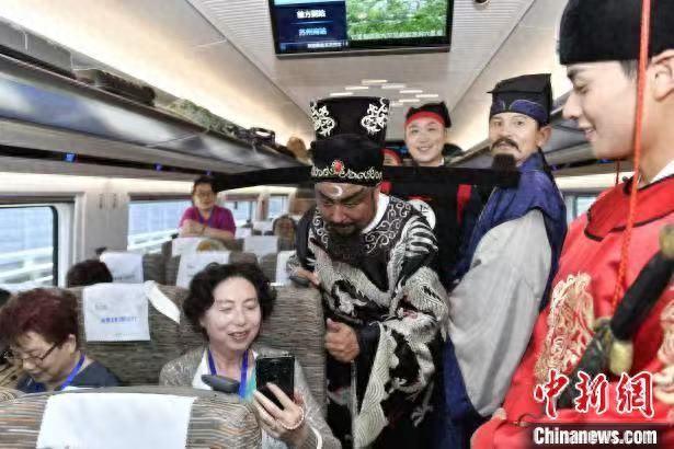 长三角首趟沉浸式影视主题旅游列车：走进“东方好莱坞”
