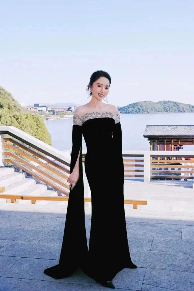 女星董璇嫁小9岁张维伊被全网劝分最新回应：“感谢大家这么关心我”其曾表示不会把钱放在一起