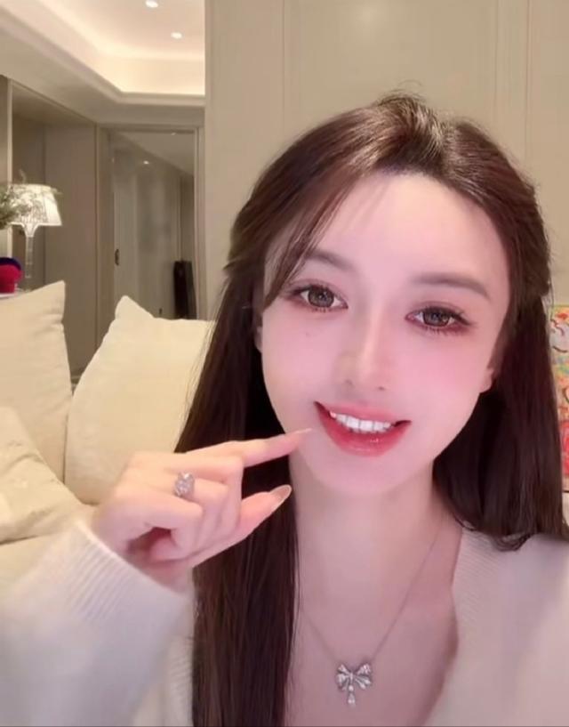 看破不说破！与黄晓明分手后叶珂无名指再戴