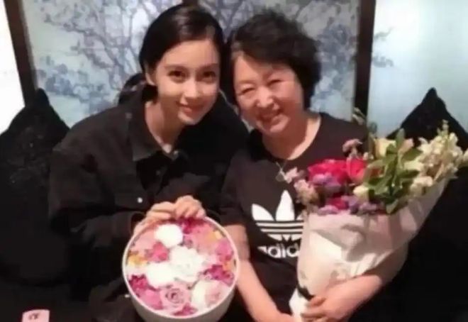 九游娱乐文化：baby带小海绵陪前婆婆送12万金镯获认可叶珂自称单亲妈妈(图2)