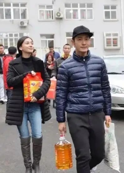 九游娱乐文化：baby带小海绵陪前婆婆送12万金镯获认可叶珂自称单亲妈妈(图11)