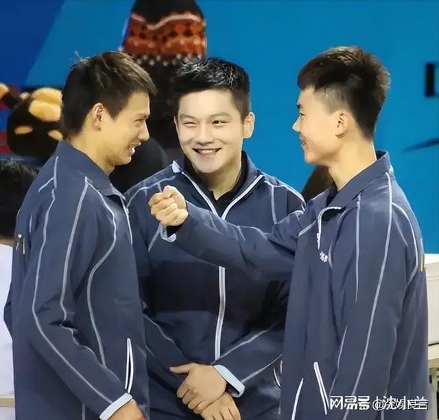 九游娱乐：雷军线W黄金球拍东哥乐得合不拢嘴(图32)