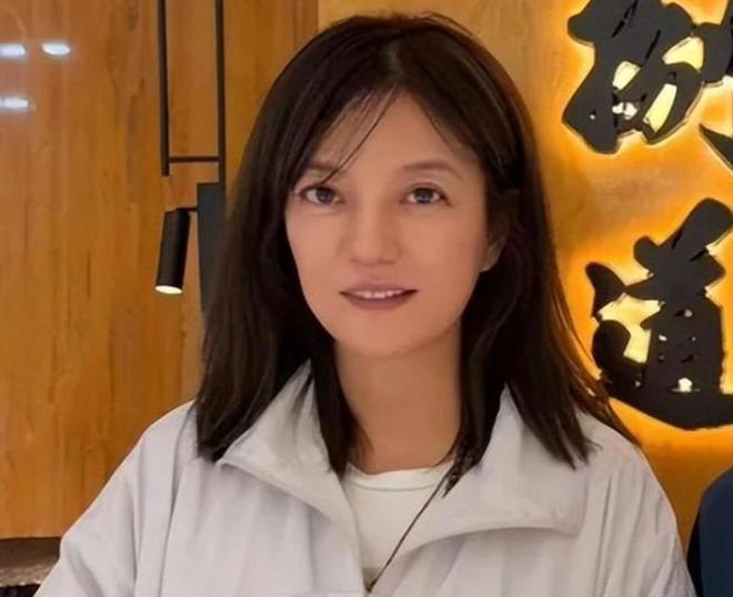 拔出萝卜带着泥！49岁赵薇现状曝光看来圈