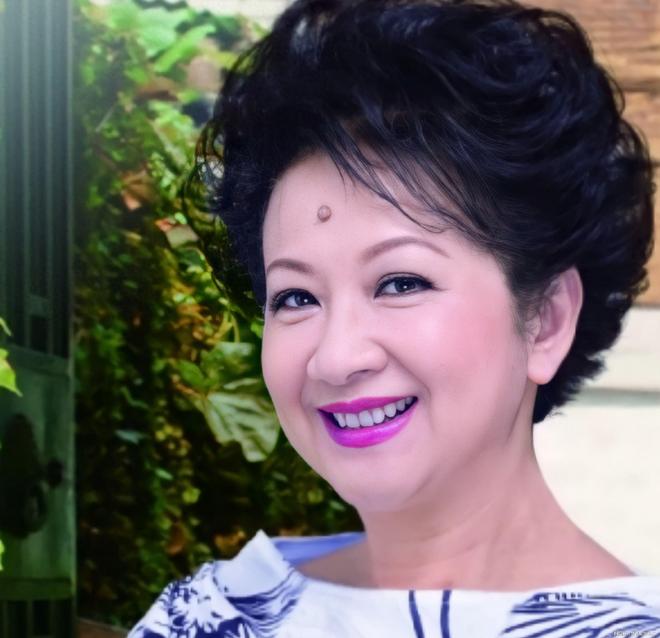 嫁豪门生三娃被赶今创亿万身家与小17岁男友甜蜜