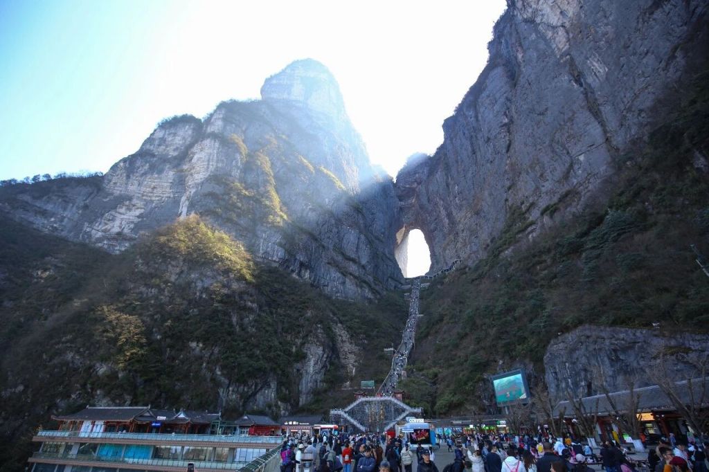 多地游客接待量两位数增长部分机票跳水游客“捡漏”