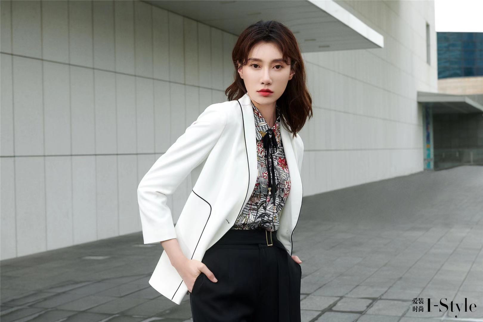 李斯羽演绎office lady.jpg 李斯羽时尚大片曝光 霸气演绎夏季职场OL风(图4)